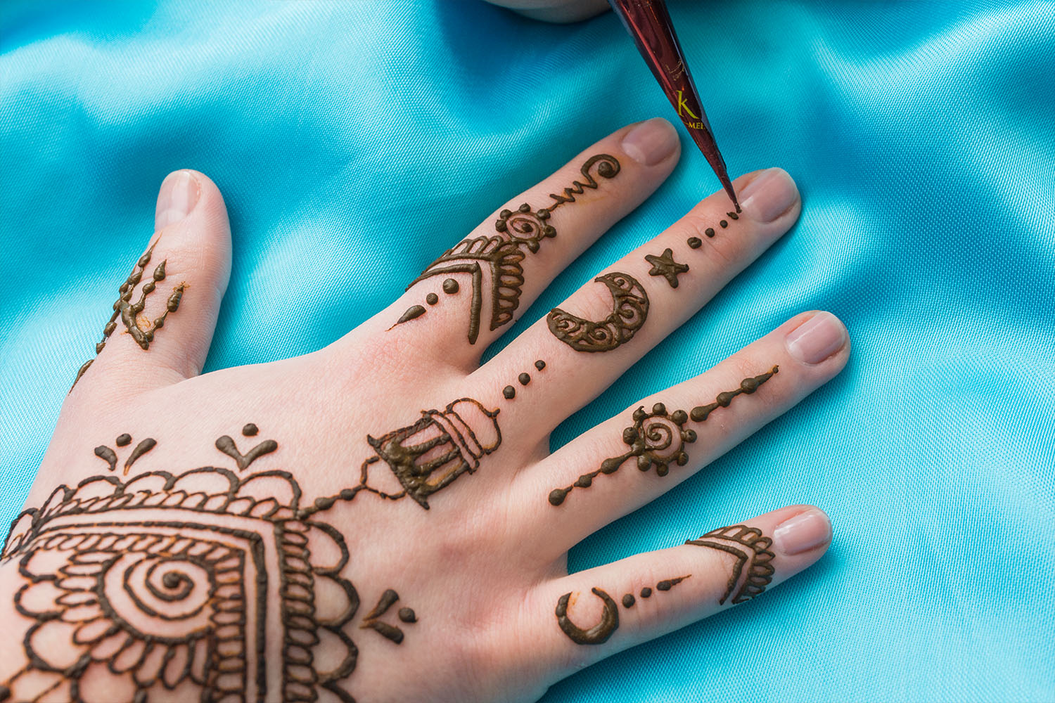 equipment-tattooing-mehndi-draws-near-woman-hand